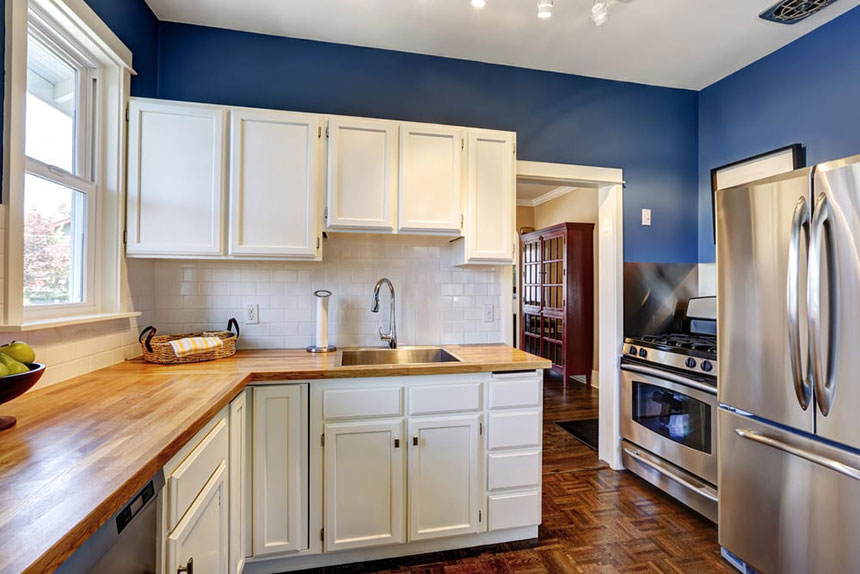 Синий цвет стен на кухне
