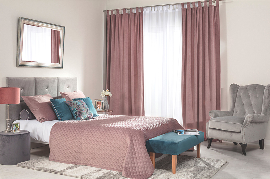 диван цвета пыльной розы в интерьере гостиной сочетание со шторами