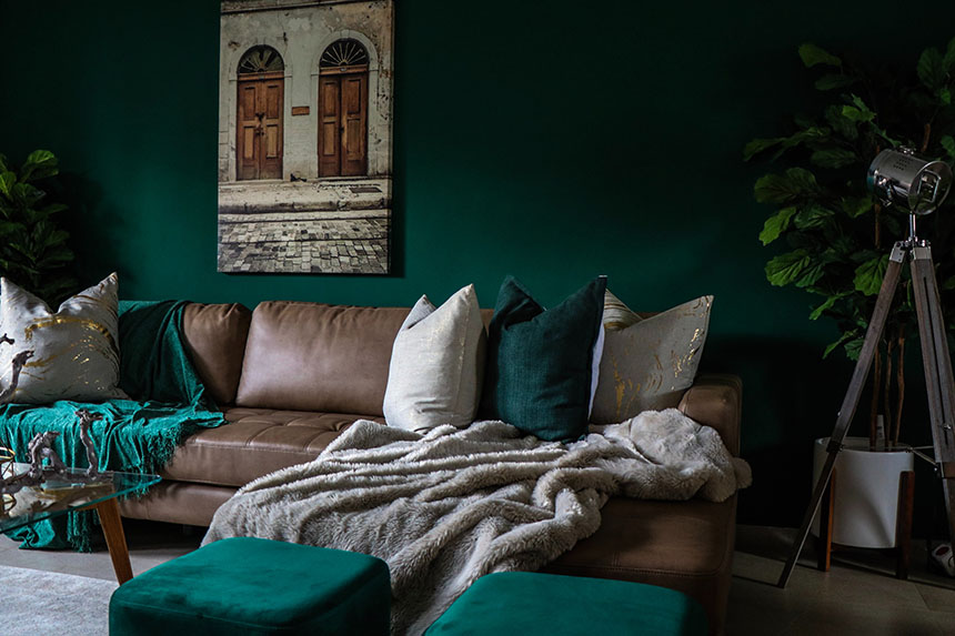 Изумрудный цвет в интерьере: фотоидей идеального сочетания в разных комнатах | thebestterrier.ru
